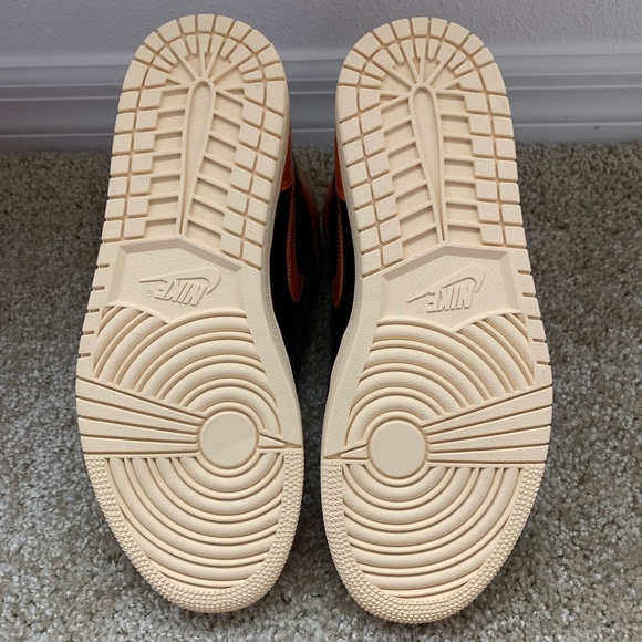 *SOLD* Air Jordan 1 Retro High OG Sneakers - Picture 5 of 8